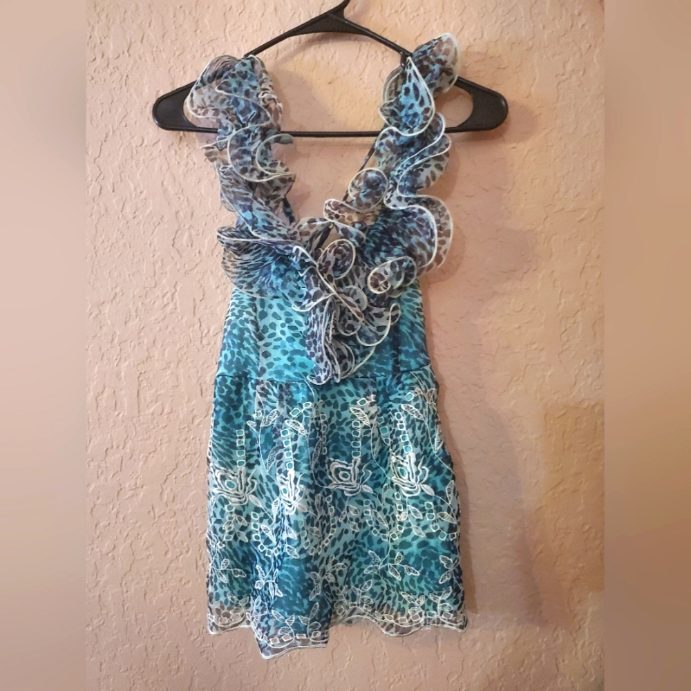 Marineblu ruffled embroidered print animal print sleeveless top